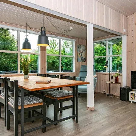 6 Person In Struer-by Traum